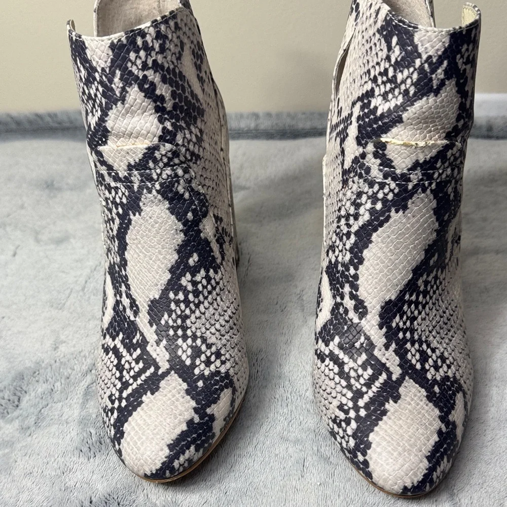 Steve Madden Narrate Black & White Snakeskin Bootie - Size 7